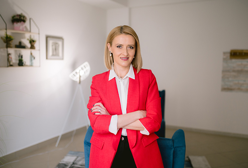 Alma Tihić, magistrica društvenih nauka iz područja psihologije i akreditovani geštalt psihoterapeut u Evropskoj asocijaciji za geštalt psihoterapiju.